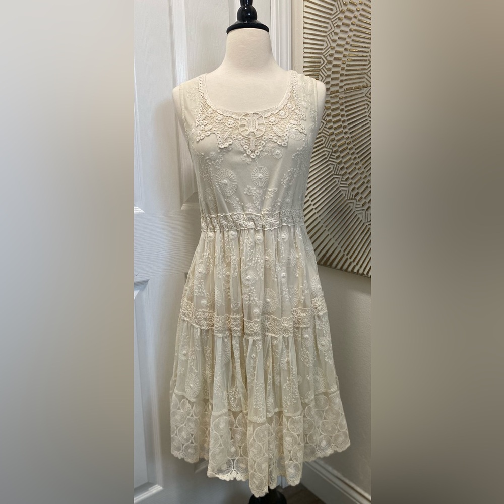 Klozlyne - Ivory Lace sleeveless dress, Size Medium